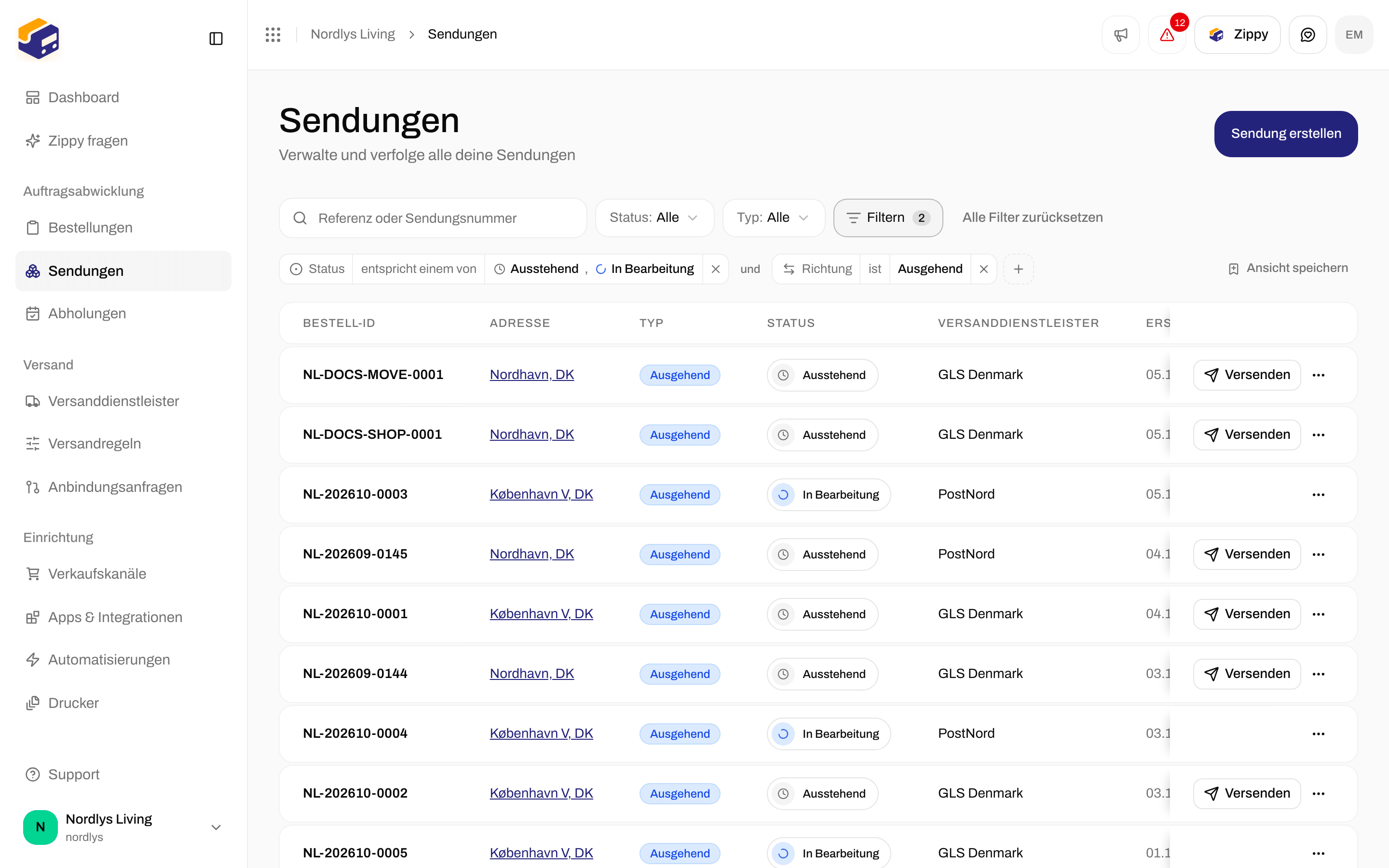 Sendungsliste mit einem Status-Tag und einem Direction-Tag