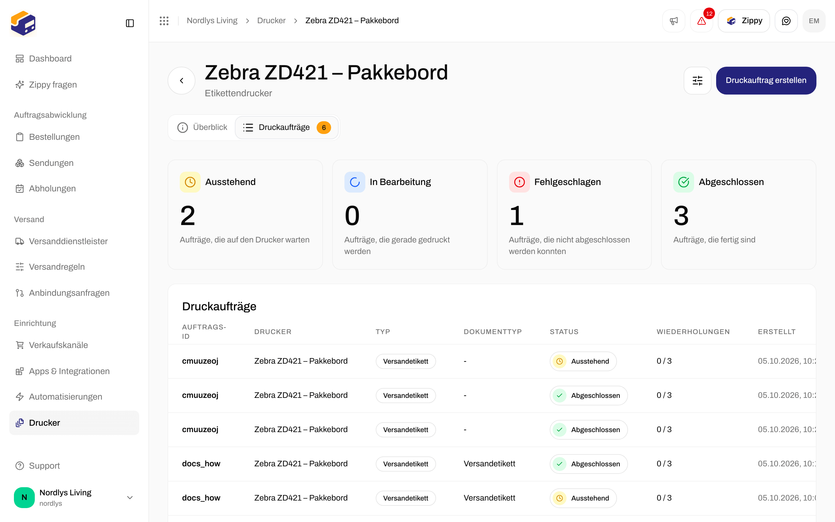 Ein Zebra-Etikettendrucker mit seiner Liste von Druckaufträgen