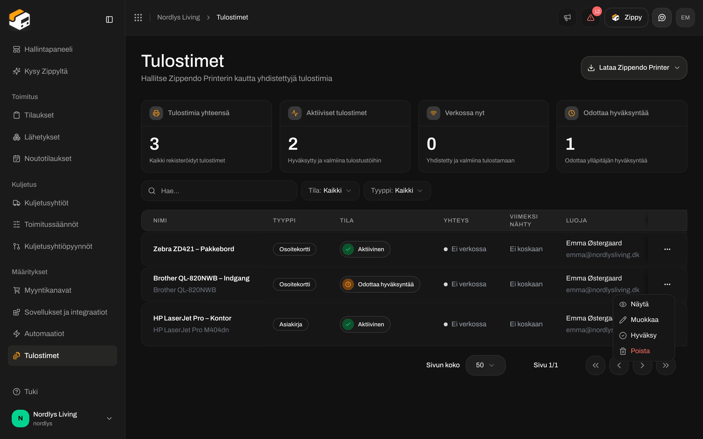 Tulostimet-sivu, jolla on hyväksyntää odottava tulostin ja rivin valikossa Hyväksy-toiminto