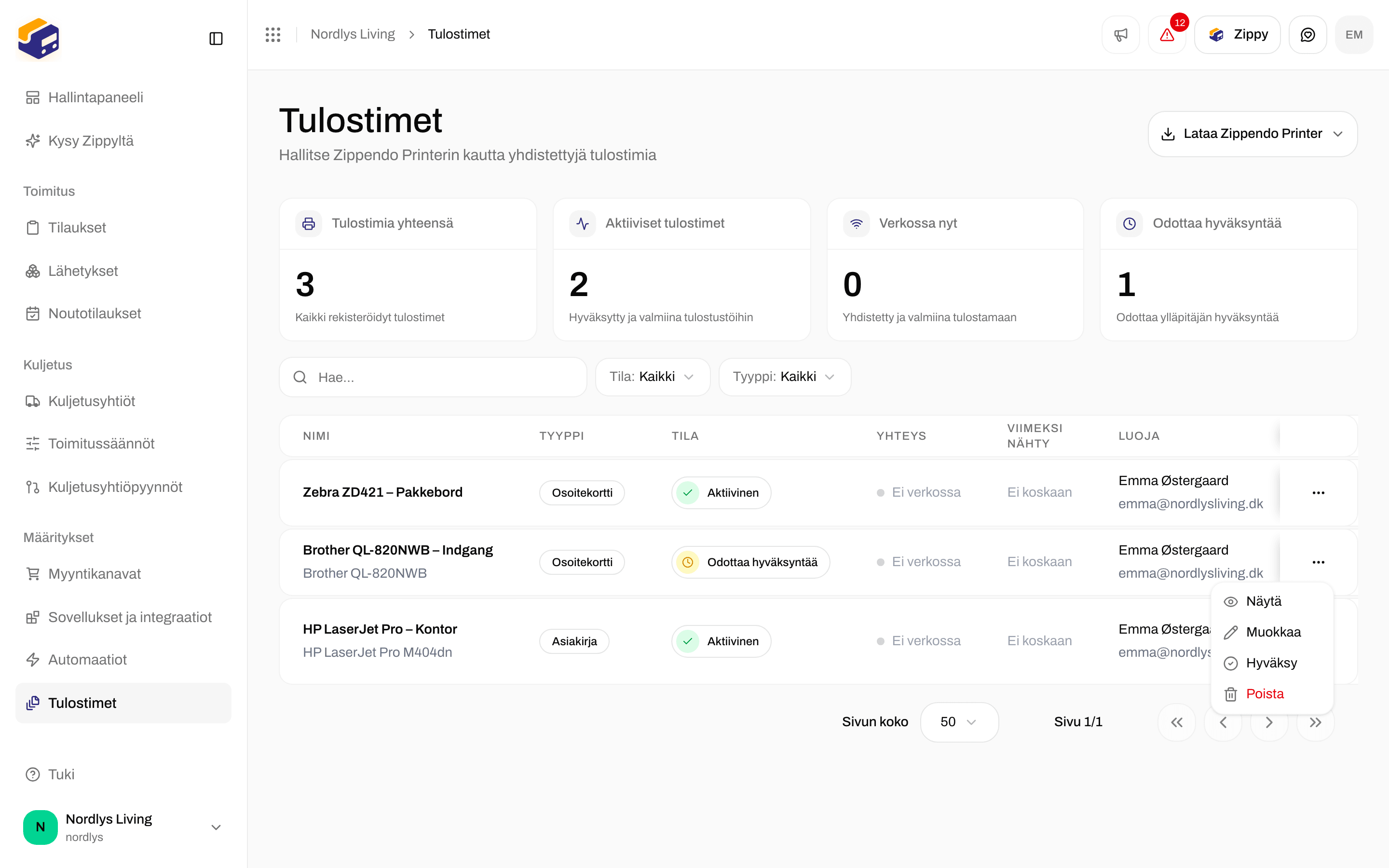 Tulostimet-sivu, jolla Odottaa hyväksyntää -tilainen tulostin ja Hyväksy-toiminto rivin valikossa