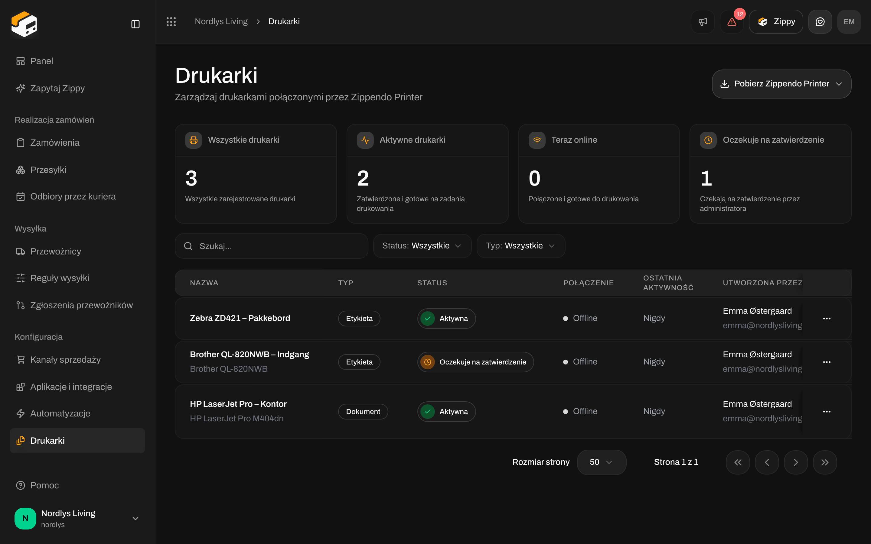 Lista drukarek z przykładową drukarką etykiet, przyciskiem pobierania Zippendo Printer i kartami statusu