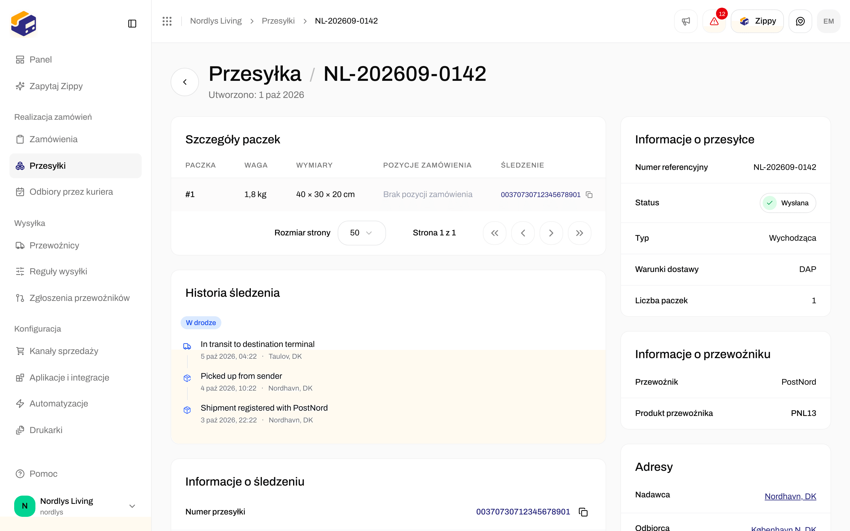 Przegląd przesyłki z numerem przesyłki w kolumnie Śledzenie przesyłek w tabeli paczek