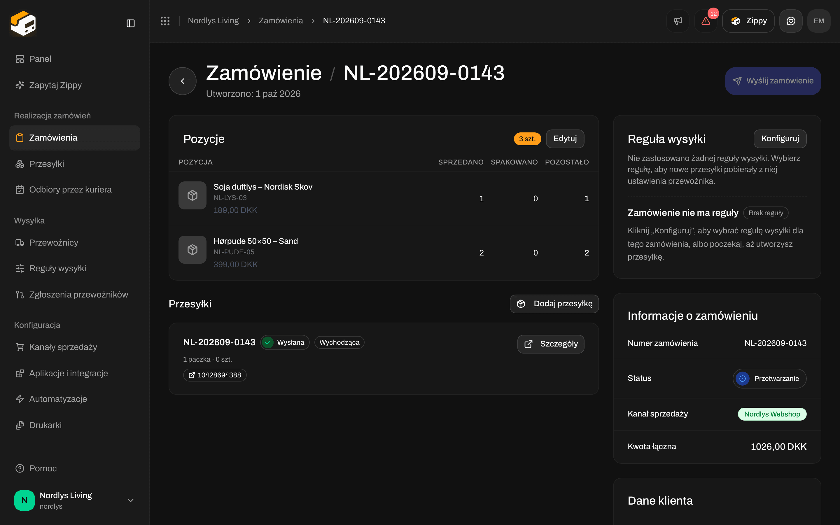 Sekcja Przesyłki w zamówieniu z kartą wysłanej przesyłki i jej numerem przesyłki