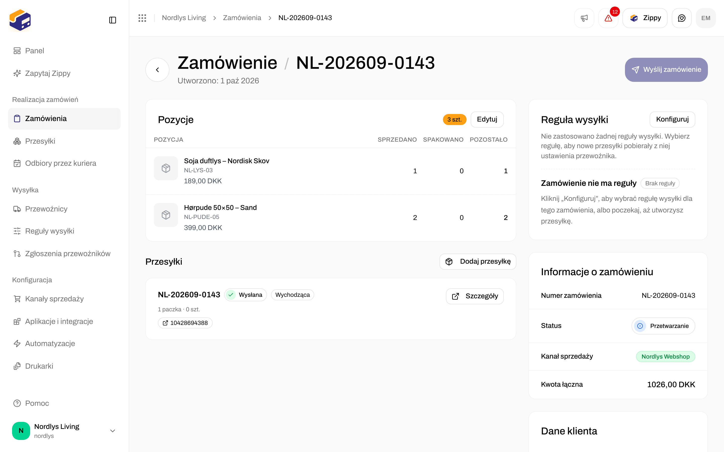 Sekcja Przesyłki w zamówieniu z kartą wysłanej przesyłki i jej numerem przesyłki