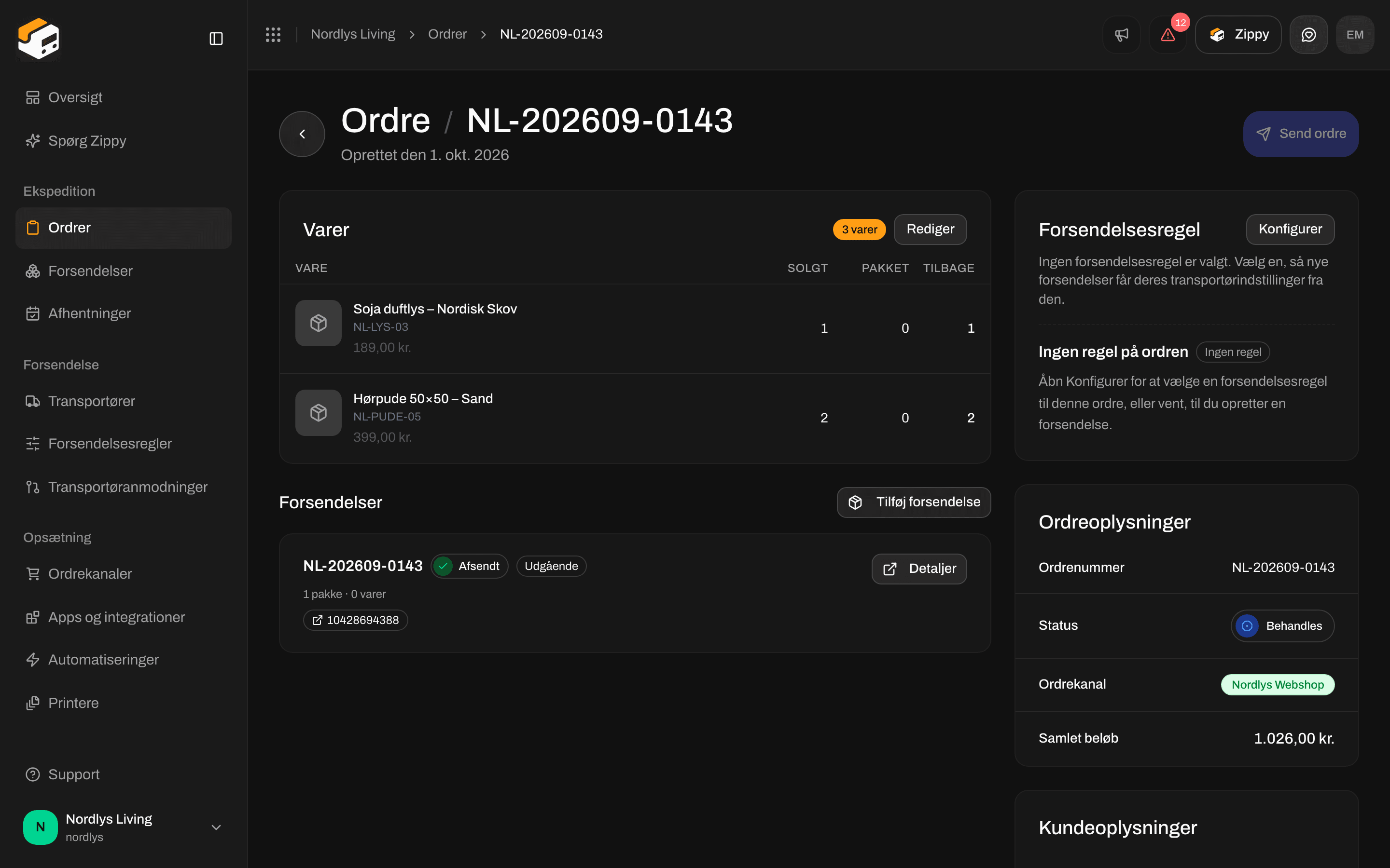 Afsnittet Forsendelser med et kort for en udgående forsendelse, et trackingnummer og knappen Tilføj forsendelse