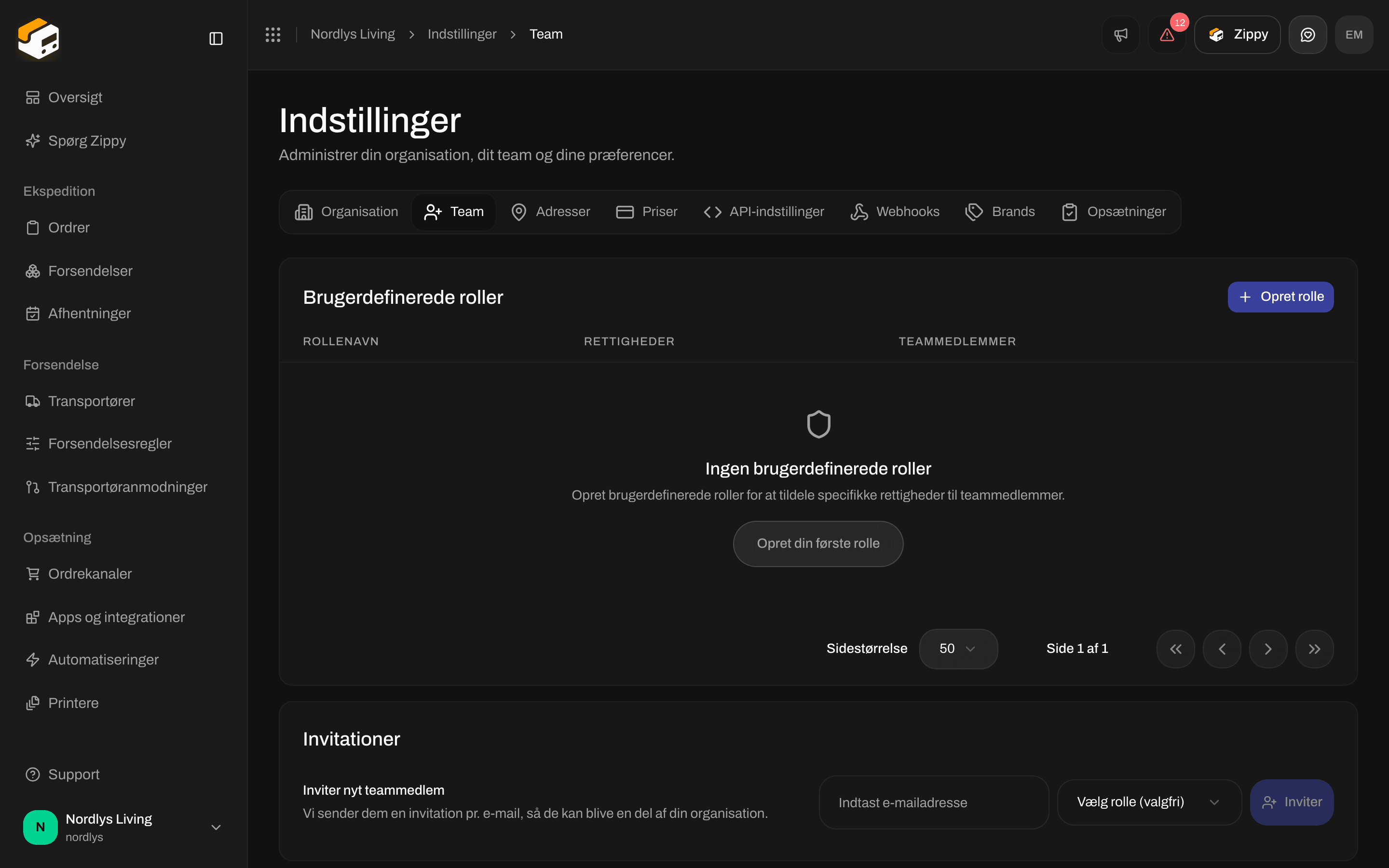 Fanen Team med en tom tabel over brugerdefinerede roller og Inviter nyt teammedlem