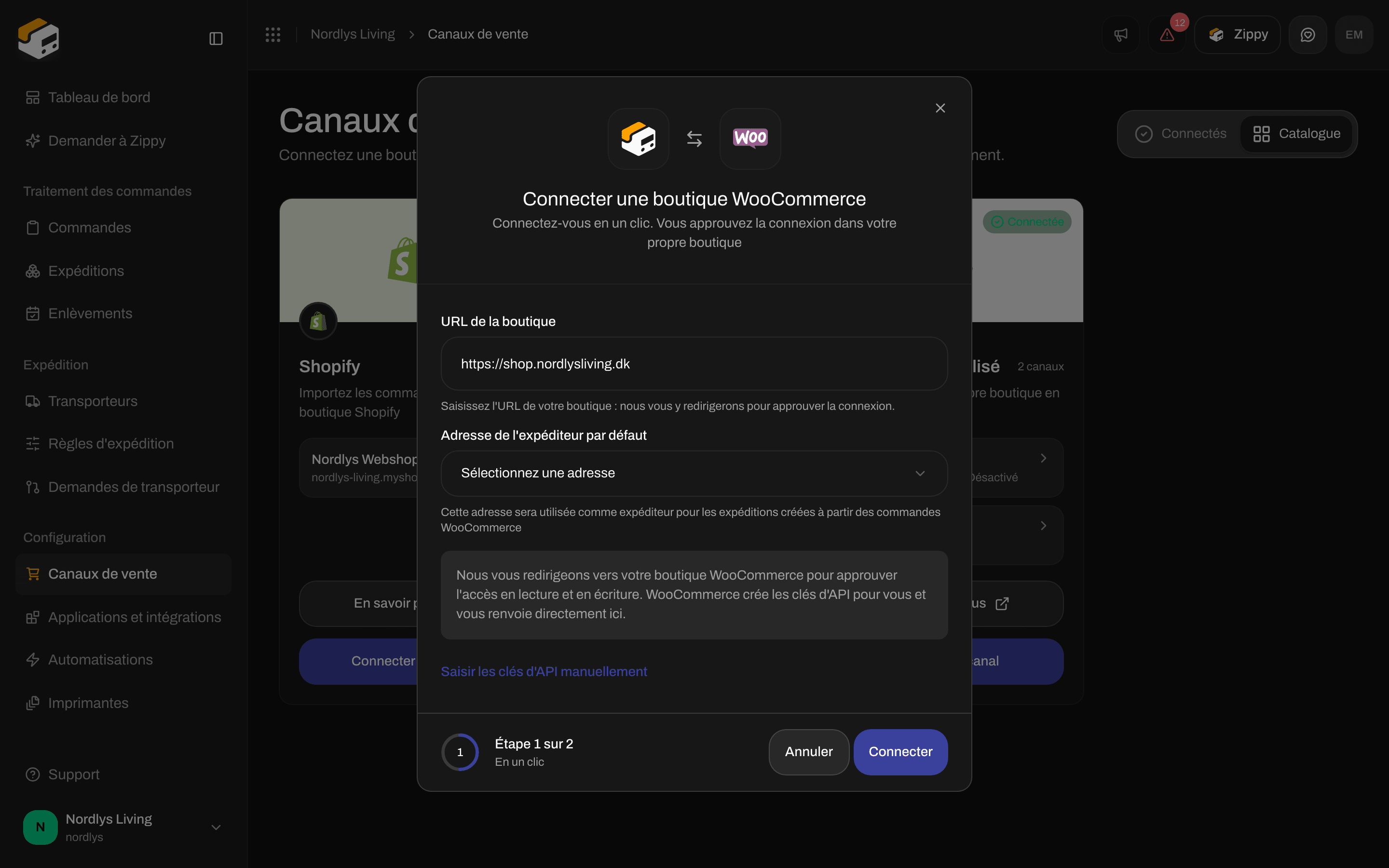Fenêtre Connecter une boutique WooCommerce à l'étape En un clic avec URL de la boutique, Adresse de l'expéditeur par défaut, Connecter et Saisir les clés d'API manuellement