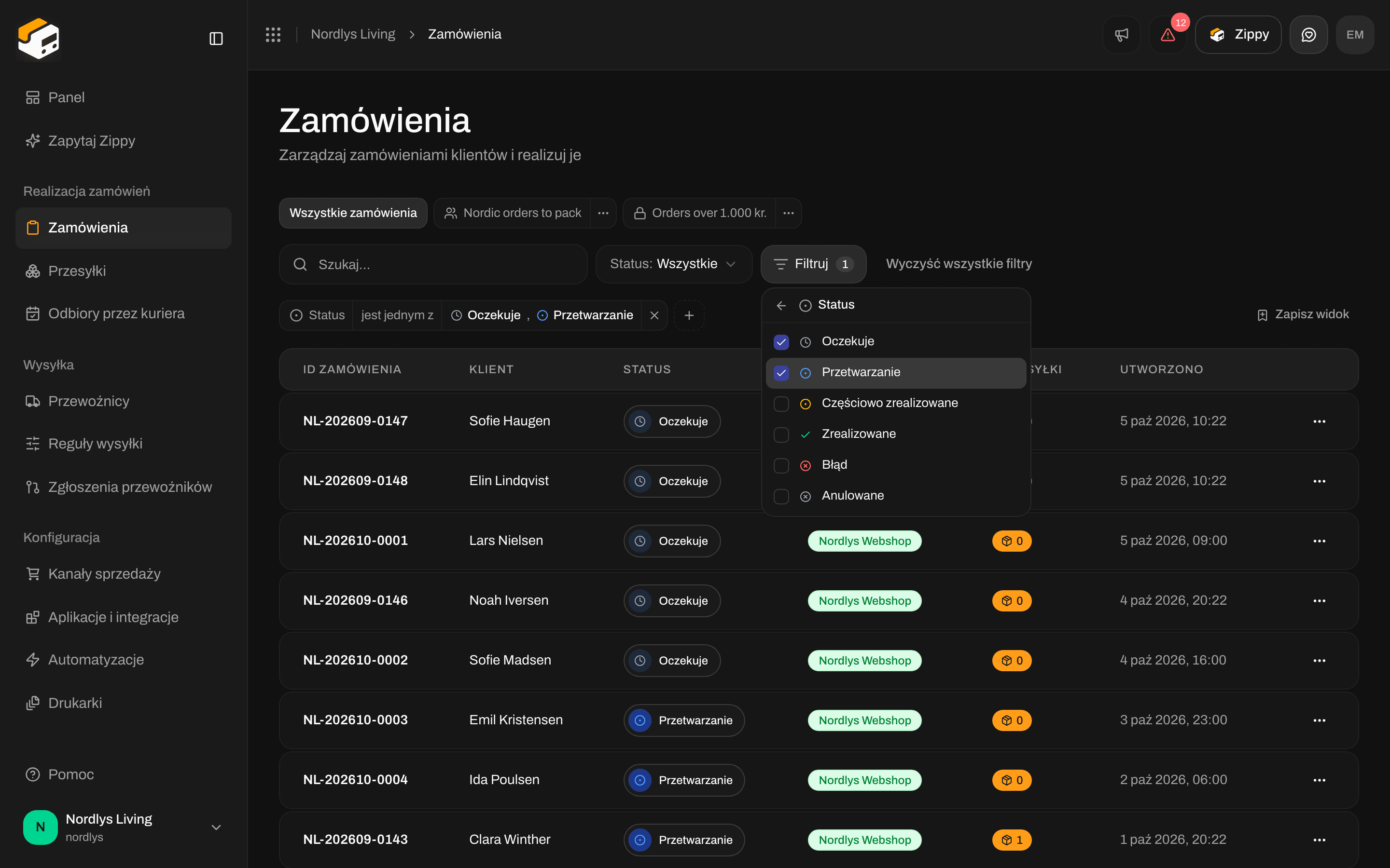 Lista wartości Status z zaznaczonymi Pending i Processing oraz etykietą Status nad tabelą