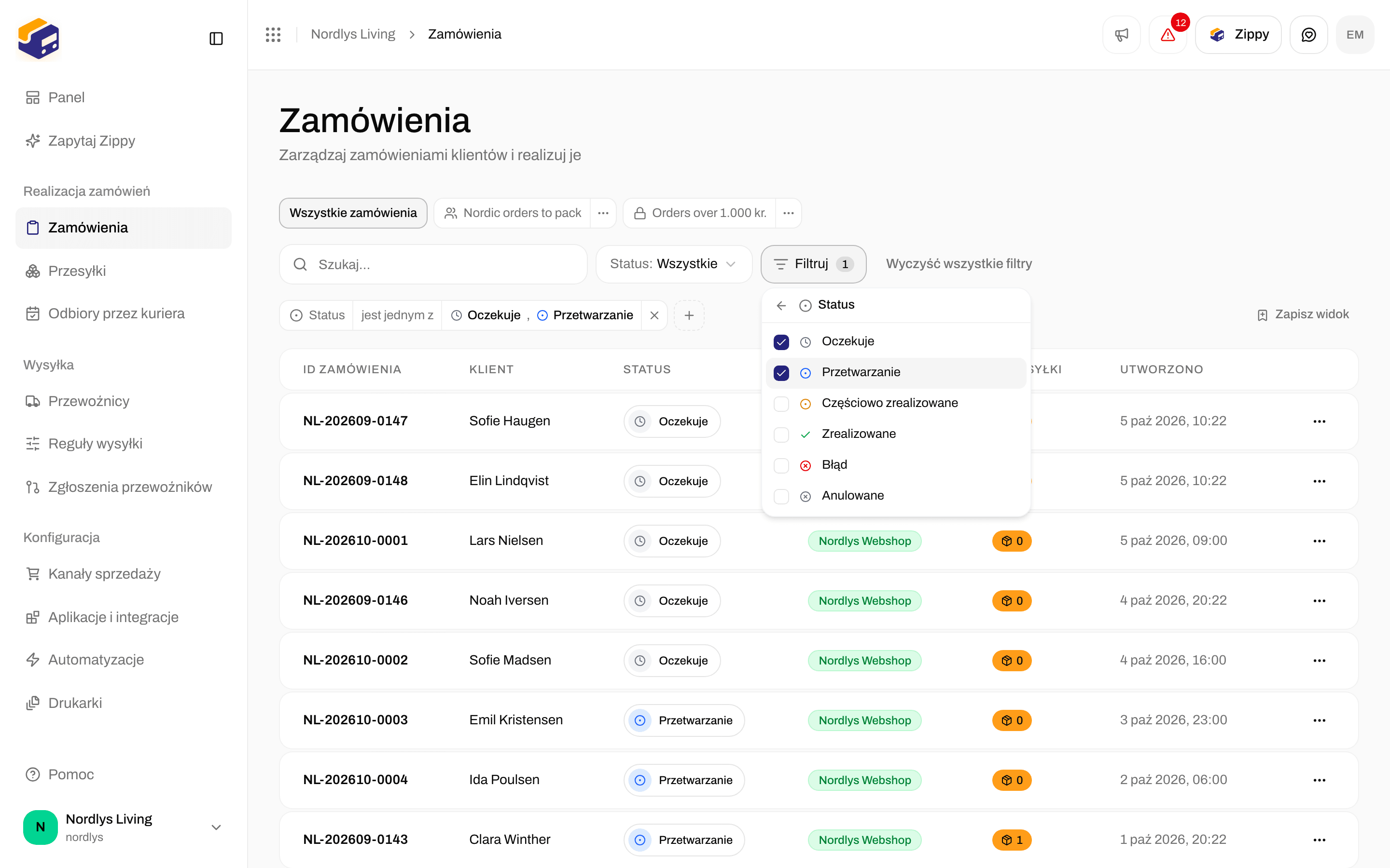 Lista wartości Status z zaznaczonymi Pending i Processing oraz etykietą Status nad tabelą