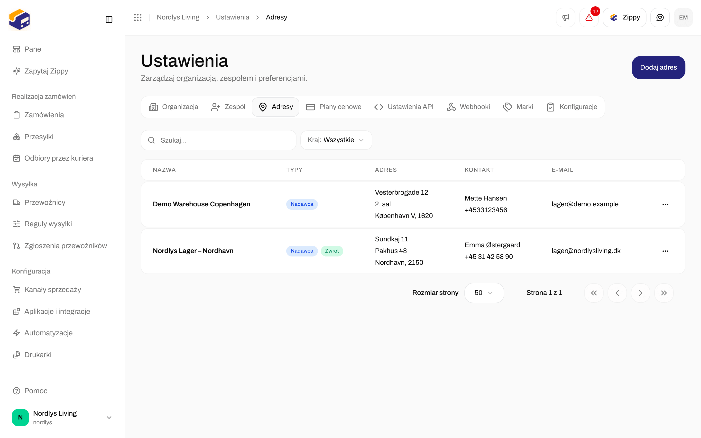 Lista adresów z dwoma magazynami, jednym oznaczonym jako Nadawca i jednym oznaczonym jako Nadawca i Zwrot