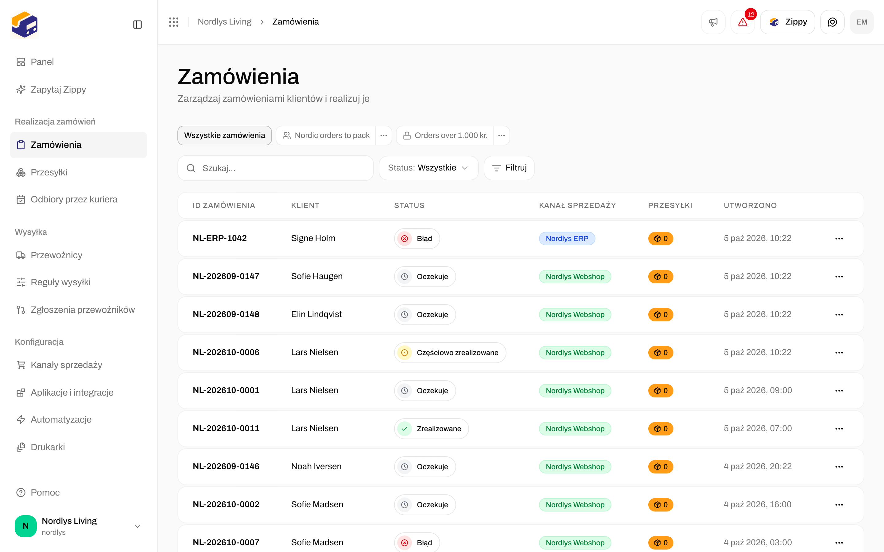 Tabela zamówień z numerami zamówień, klientami, statusami, kanałem sprzedaży i liczbą przesyłek