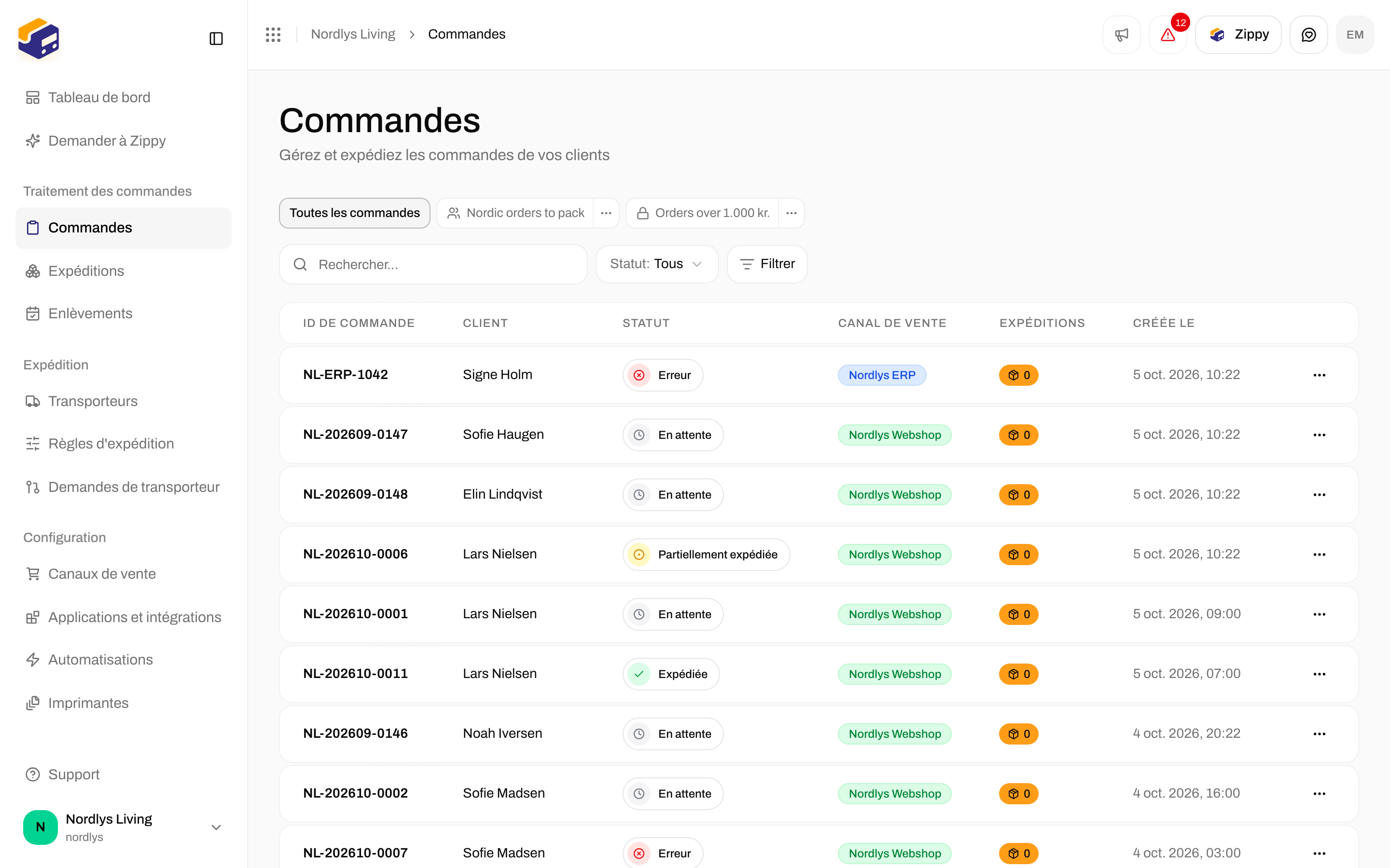 Tableau des commandes avec numéros de commande, clients, statuts, canaux de vente et nombre d'expéditions