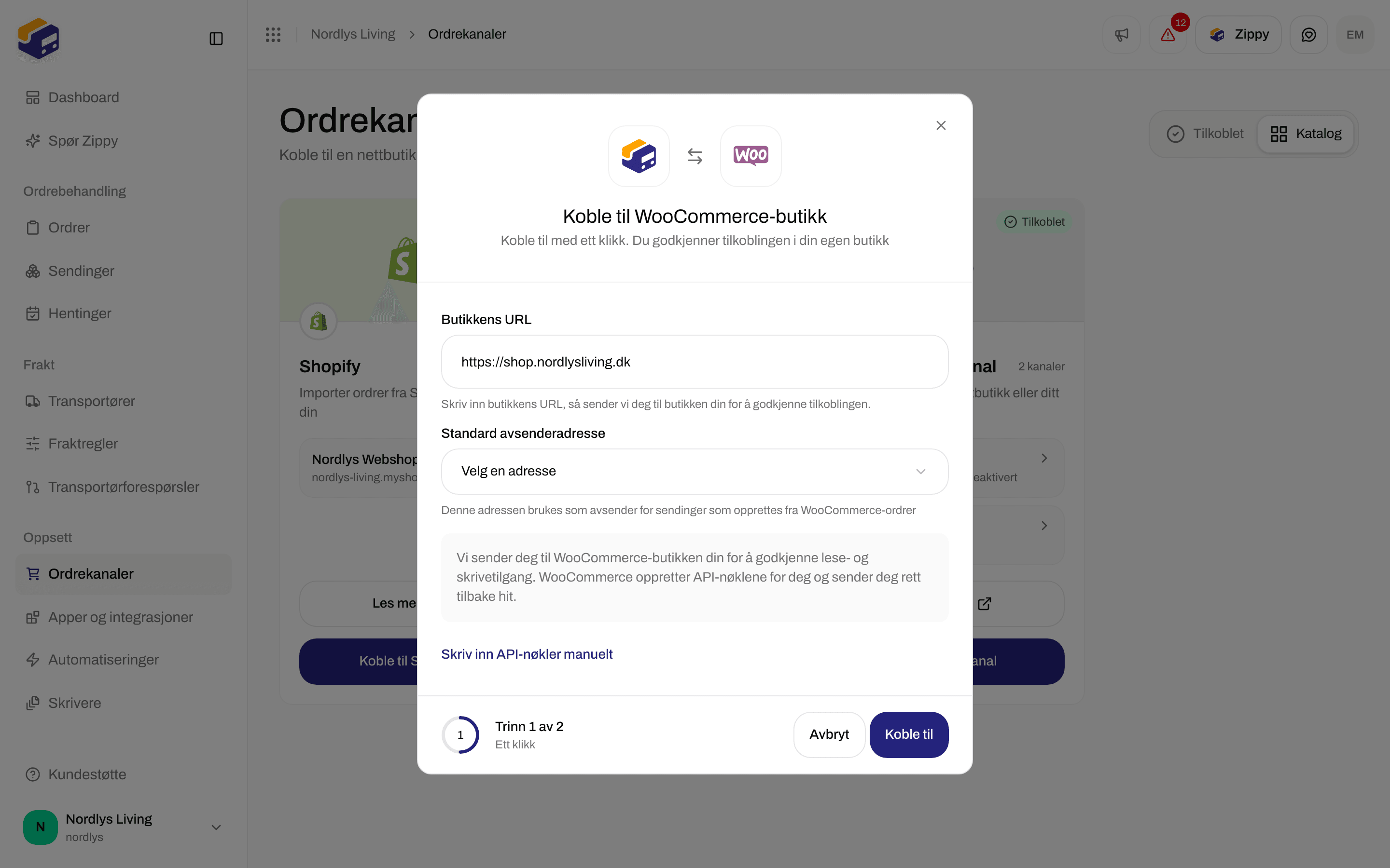 Vinduet Koble til WooCommerce-butikk på trinnet Ett klikk med Butikkens URL, Standard avsenderadresse, Koble til og Skriv inn API-nøkler manuelt