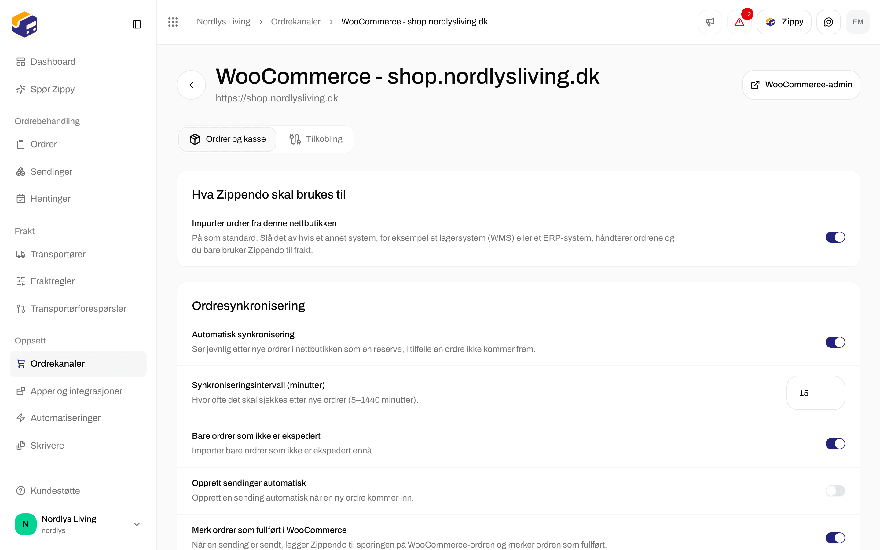WooCommerce-fanen Ordrer og kasse med bryterne for ordresynkronisering, Merkevare og Standard avsenderadresse
